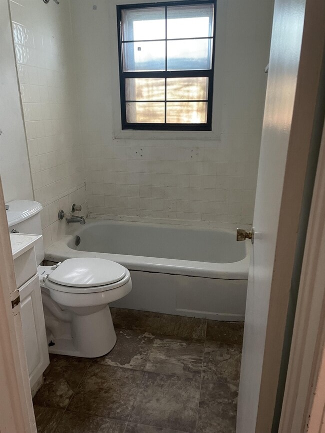 Photo - 1009 Hirschi Ln