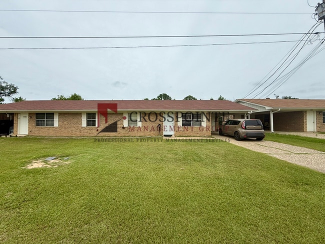 Building Photo - Charming 2-Bedroom 1-Bathroom Duplex!