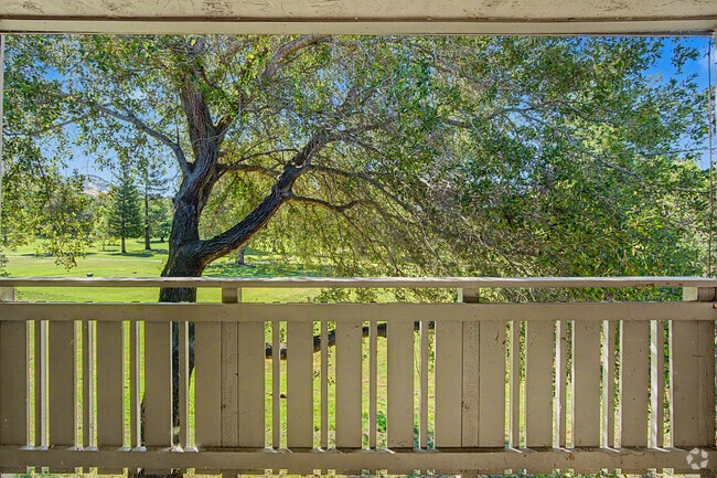 2BR, 1BA - 1050SF - Balcony