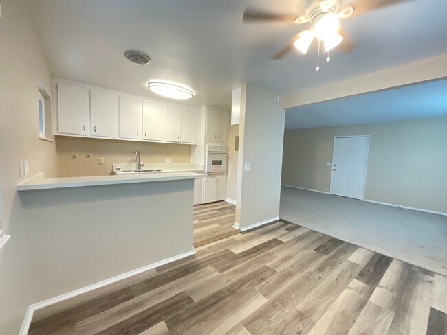 Building Photo - rosewood2502 Unit D
