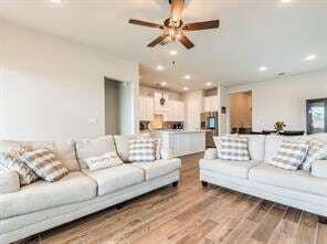 Photo - 114 Chinaberry Bnd