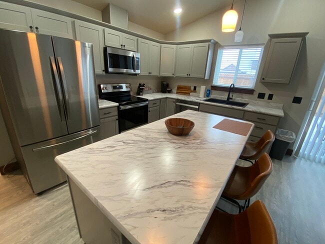 Photo - Beautiful 3 bed/2bath Hamilton home Furnished or Unfurnished Options