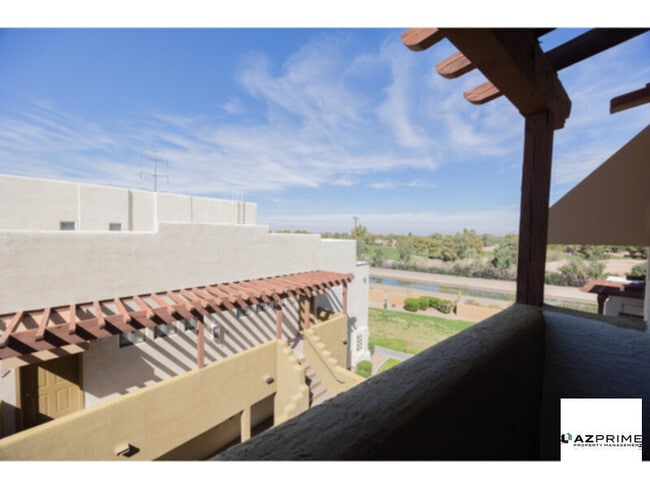 Building Photo - South Mountain Convenience in this Lovely 1/1 Phoenix Condo!