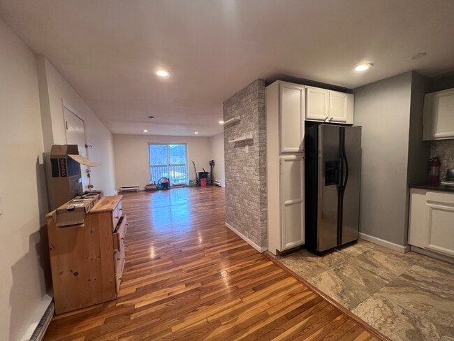 Building Photo - 50 Seymour St Unit 8