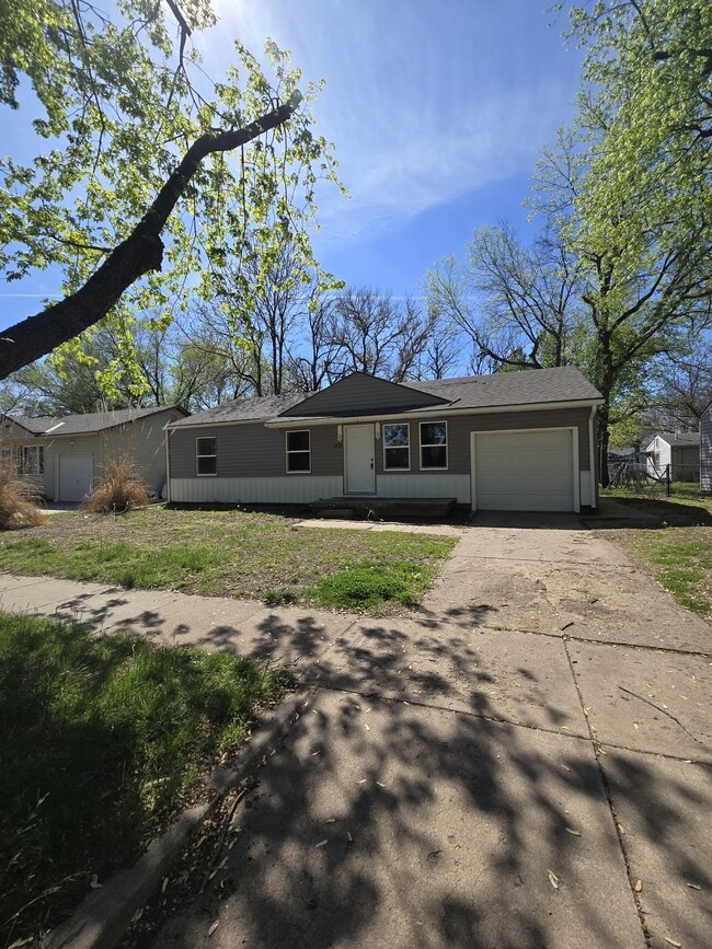 Building Photo - 1121 Luther E