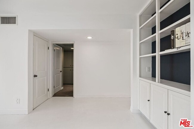 Photo - 949 Kings Rd Unit 309