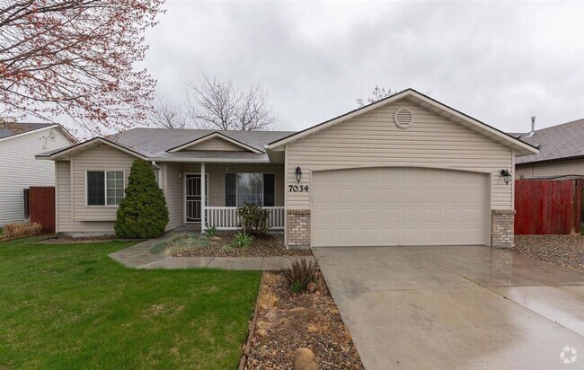 Building Photo - Welcome to this spacious 5-bedroom, 2-bath... Rental