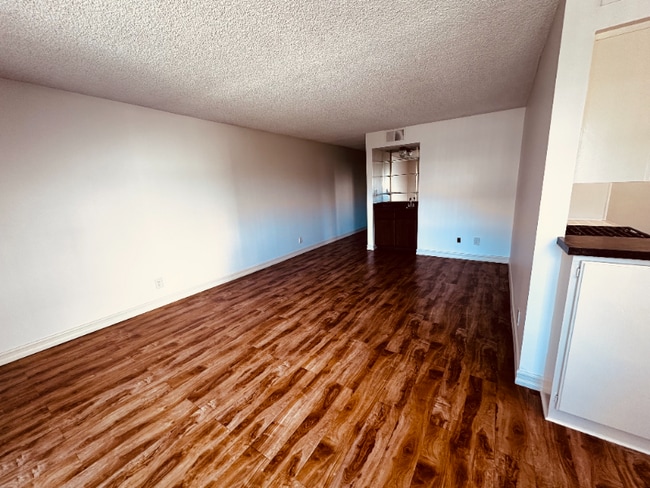 Photo - 135 N Swall Dr Unidad 204