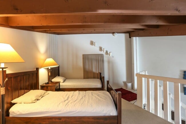 Building Photo - 2 Bedroom in Wildernest! Summer lease!