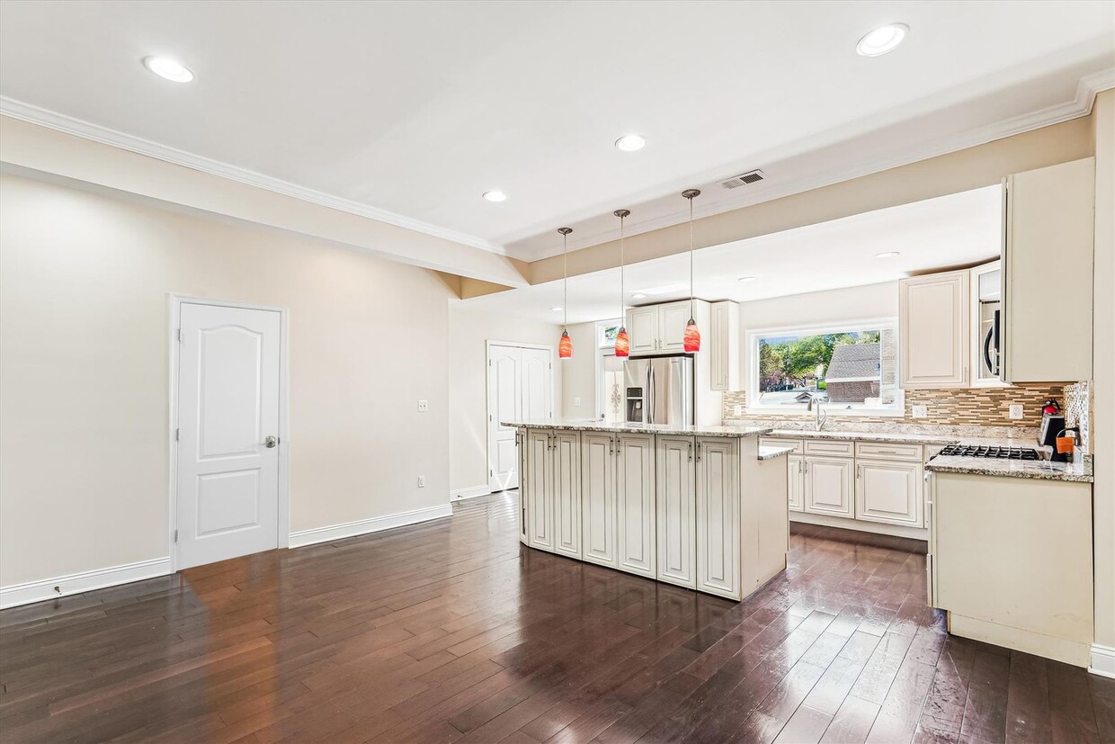 Charming and very Spacious 3 BR/3.5 BTH in... - Charming and very Spacious 3 BR/3.5 BTH in...