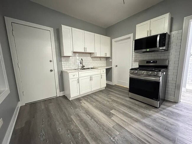 Building Photo - 2233 N Southport Ave Unit 2R