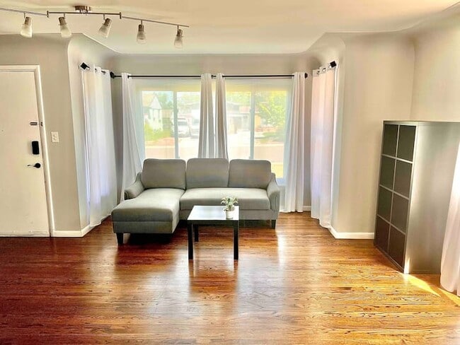 Photo - 485 Zenobia St