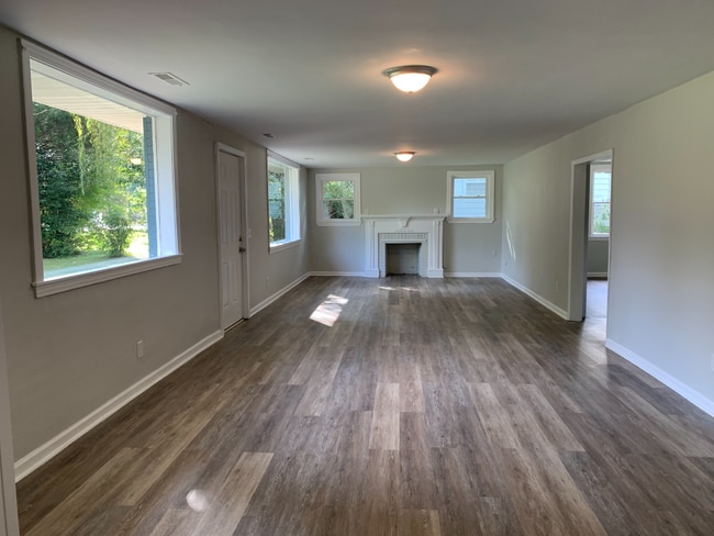 Photo - 1/2 off one full month's rent with 18 mont...