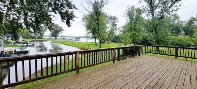 41511 N Country Club Dr