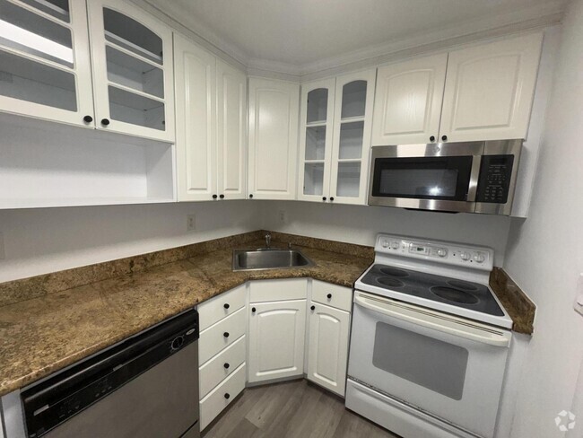 Building Photo - 211 Lake Ave Unit 4 Rental