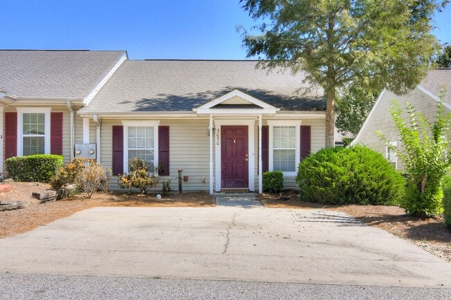 Building Photo - Updated 2 Bed 2 Bath Townhouse