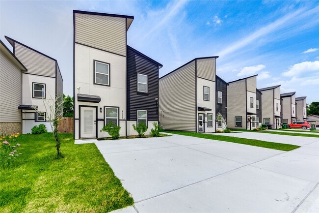 Photo - 8157 Tate St