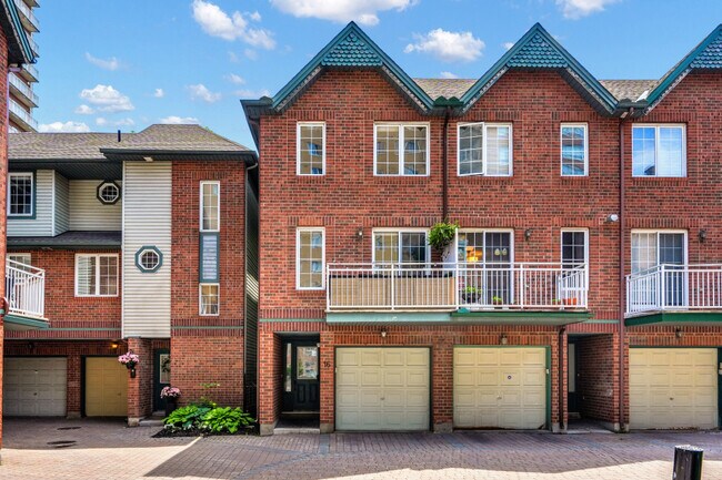 Building Photo - 16 Beckington Private