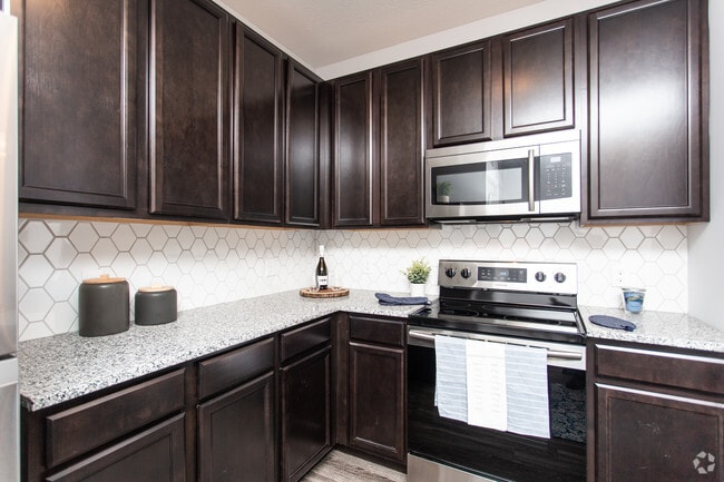 1HAB, 1BA - 681 ft² - Suite D - Duncan Park