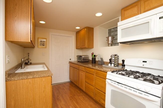 Photo - 931 W Newport Ave Unit 6H