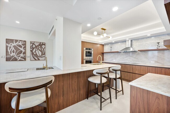 Building Photo - 19355 Turnberry Way Unit 19F