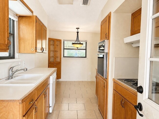 Photo - 2025 Meadow Glen
