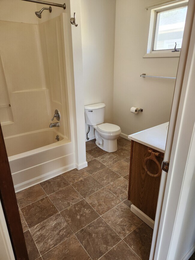 bath - 329 N Hamilton St Unit 201