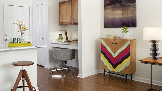 Sala de estar del apartamento con escritorio empotrado. - Griffis Fitzsimons South