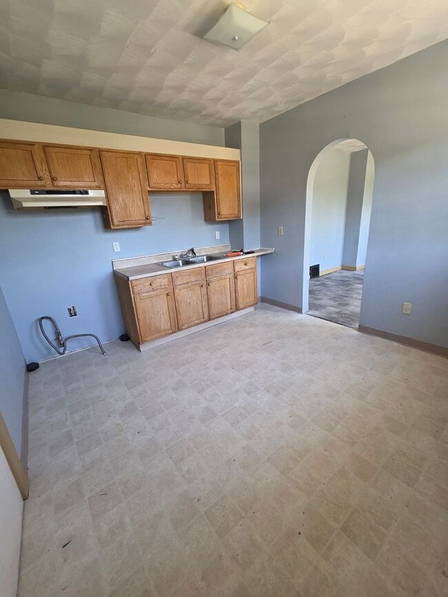 Photo - Upper 2 bedroom unit east side