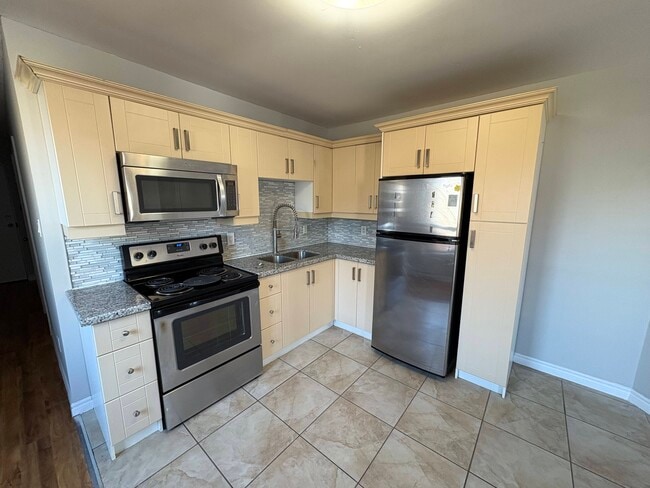 Building Photo - 2 Bedroom On Corner or King and Locke St Includes Parking Unit 3