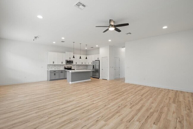 Photo - 15100 Forum Ave