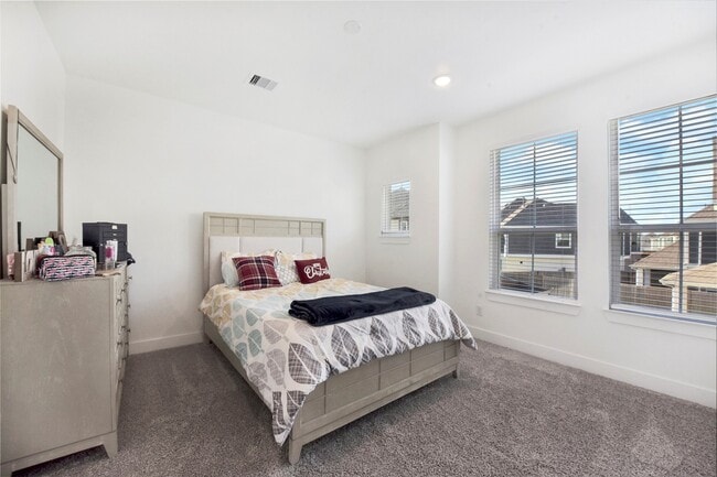 Building Photo - 10062 Rosette Dr