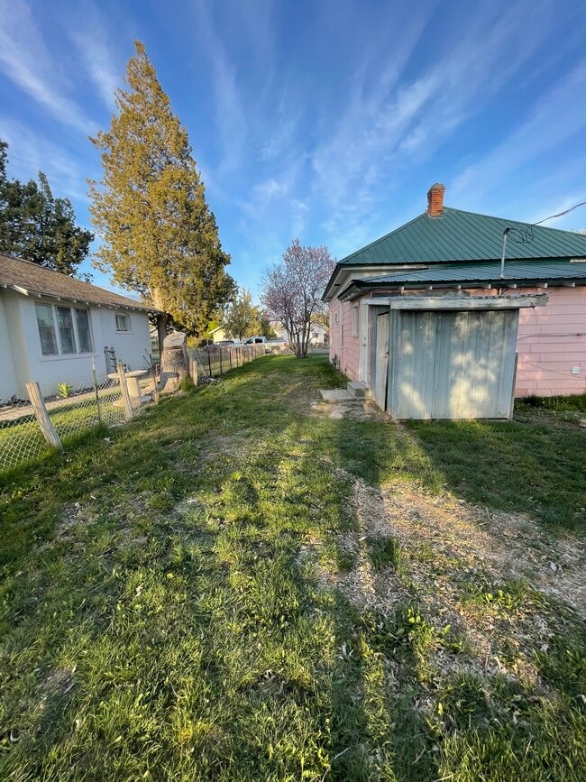 Patio lateral - 1234 Almo Ave