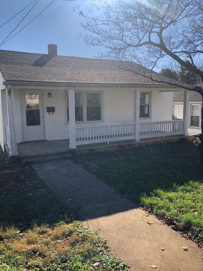 Building Photo - 2 Bedroom House off Memorial Avenue