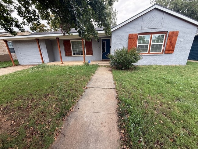 Building Photo - Available NOW! Rental