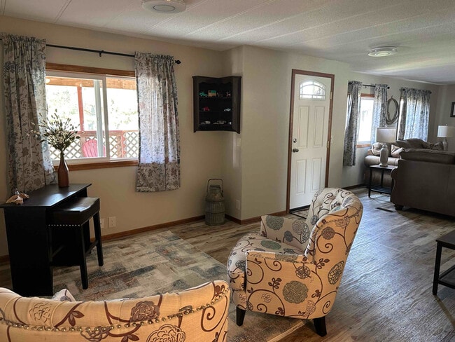 Building Photo - 712 SE Railroad Ave