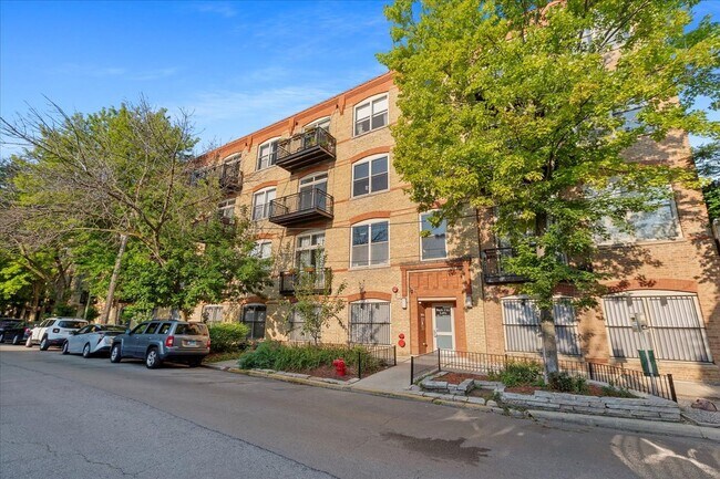 Building Photo - 1740 N Maplewood Ave Unit 311a Rental