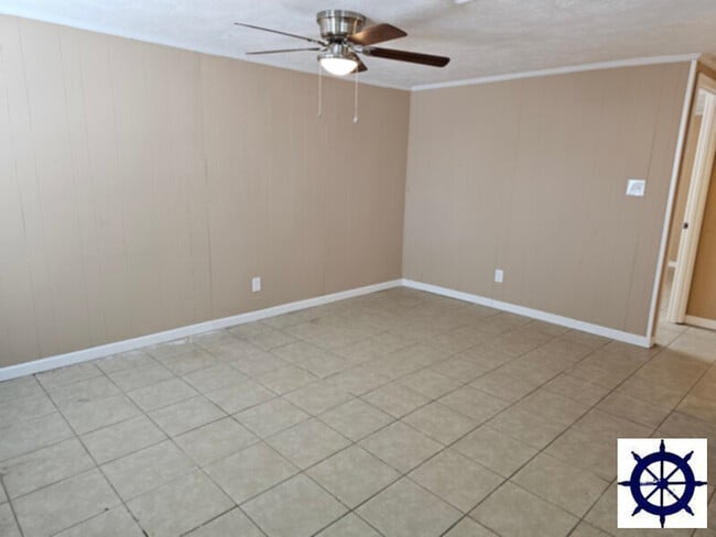 Photo - 715 E 13th St