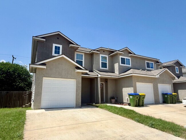 Building Photo - Experience Refined Living in This Elegant Selma/Live Oak Townhome