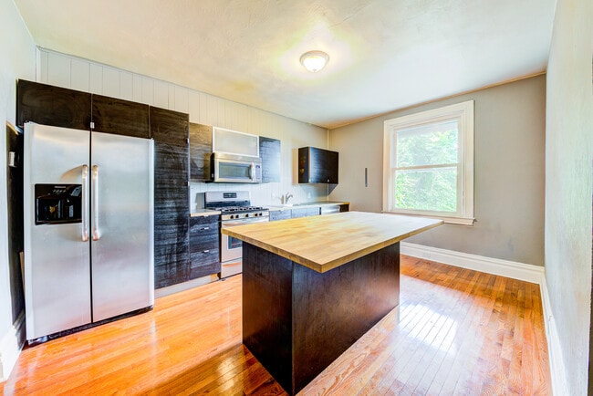 Photo - 103 Harwood St