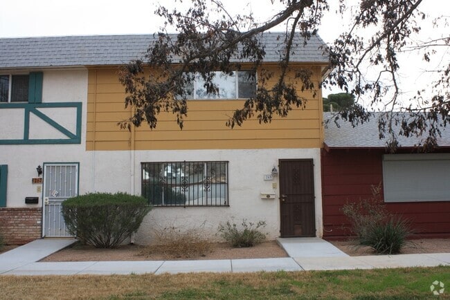 Building Photo - Superb Dual Master Townhome!