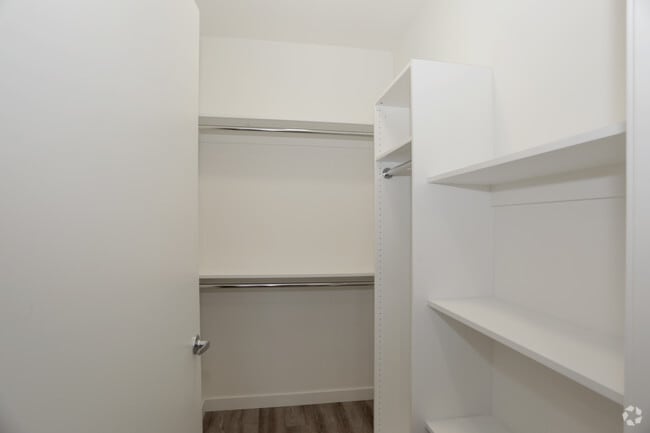 2BR, 2BA - 1031 SF
