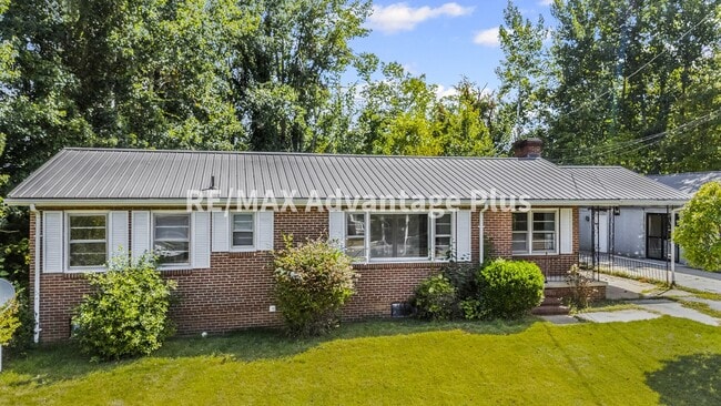 Photo - 704 Griffin Blvd
