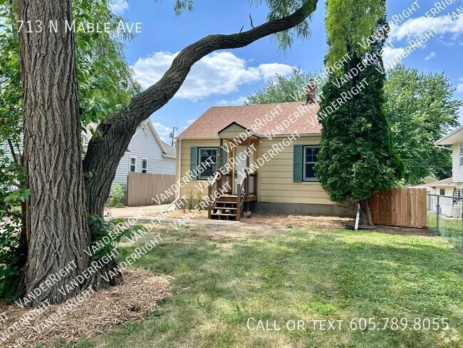 Building Photo - Cute 3 Bedroom House With Fenced Yard & 2 ...