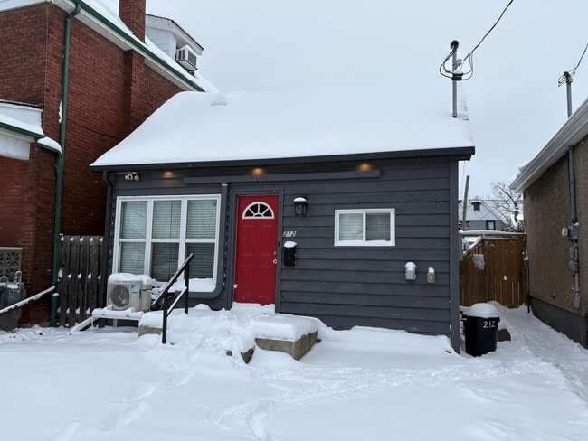 Building Photo - Fabulous 2 Bedroom Single Family Home