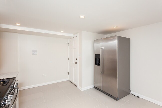 Photo - 3604 W Roscoe St Unit G