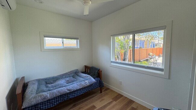 front bedroom with twin bed - 1614 Ward St