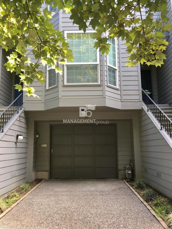 Building Photo - NW Portland! Conveniently Located, Walk to NW 23rd Open Floor Plan Townhome