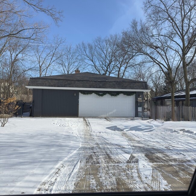 Building Photo - 523 Elm St