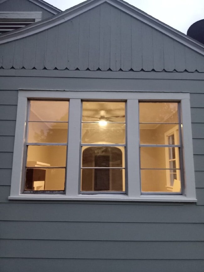 Photo - 1/2 OFF  FIRST MONTHS RENT LARGE REMODELED 2 BEDROOM HOUSE